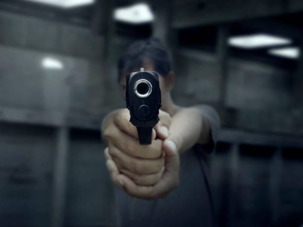 Man pointing a gun at the target on dark background PISTOLA TAURUS CALIBRE .380
ACP, MODELO PT 58 HC PLUS -
INOX FOSCO 19+1 TIROS